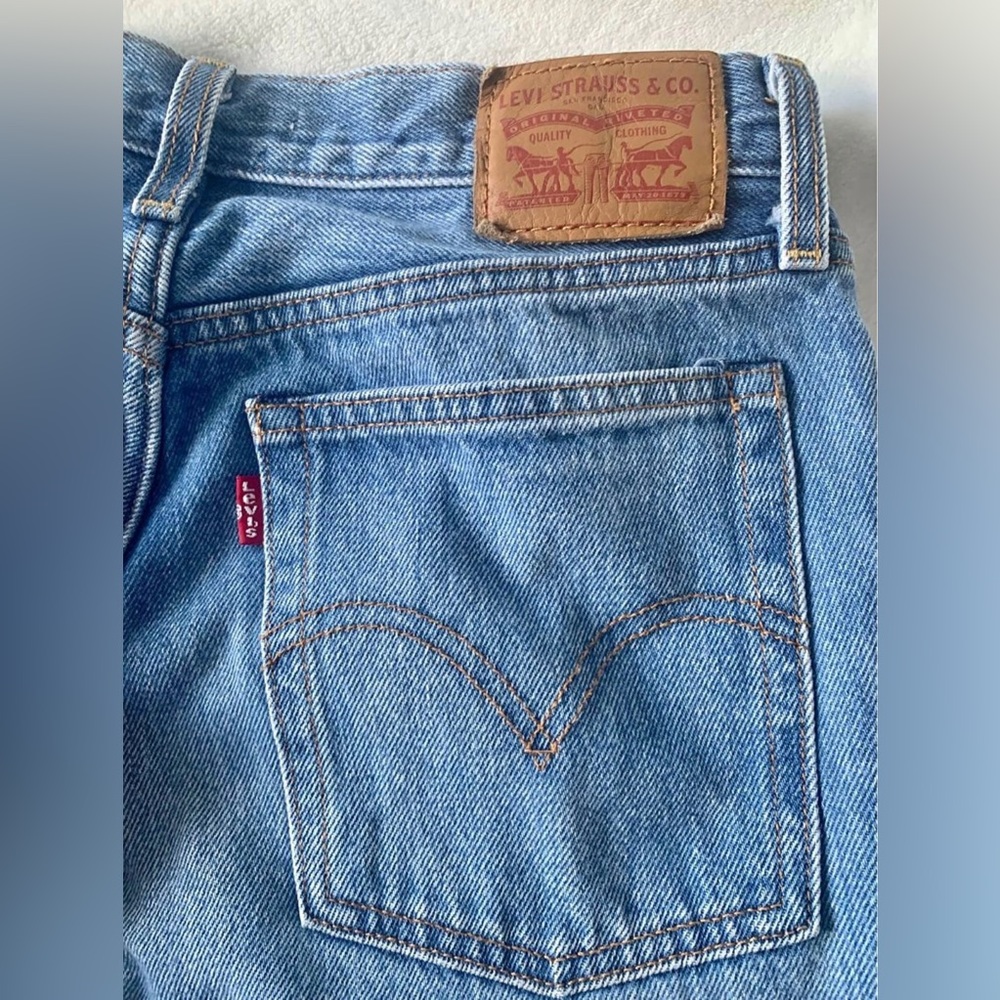 Lightly used Levi’s Wedgie Straight Jeans